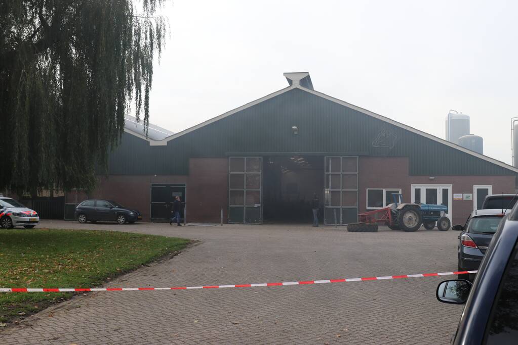 Landbouwmachine vat vlam in stal met 200 koeien