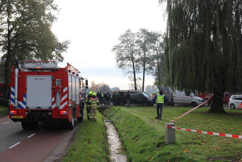 Landbouwmachine vat vlam in stal met 200 koeien