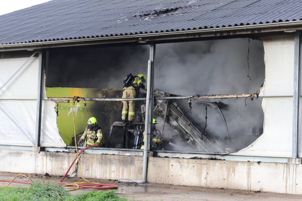 Landbouwmachine vat vlam in stal met 200 koeien