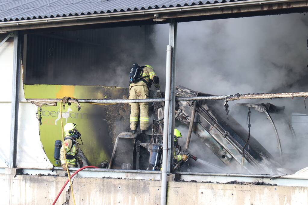 Landbouwmachine vat vlam in stal met 200 koeien