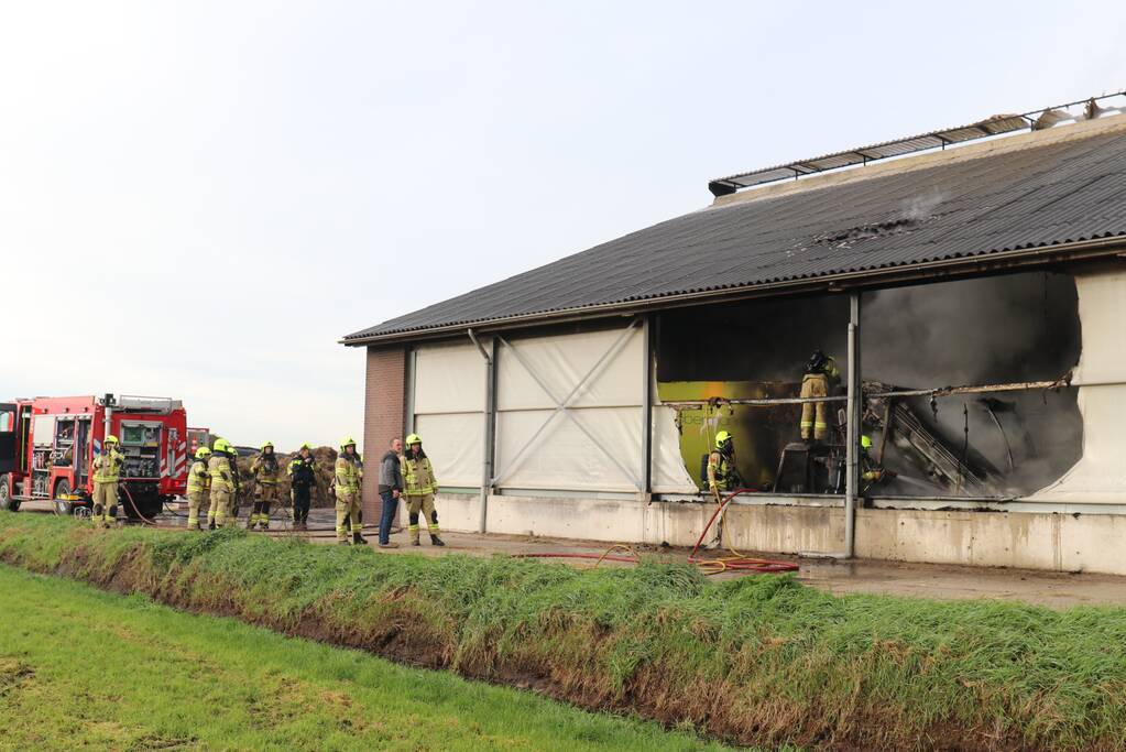 Landbouwmachine vat vlam in stal met 200 koeien