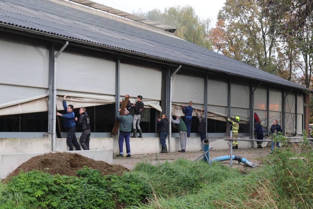 Landbouwmachine vat vlam in stal met 200 koeien