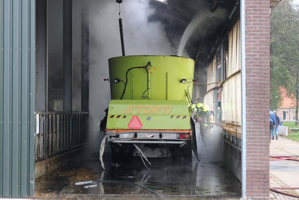 Landbouwmachine vat vlam in stal met 200 koeien