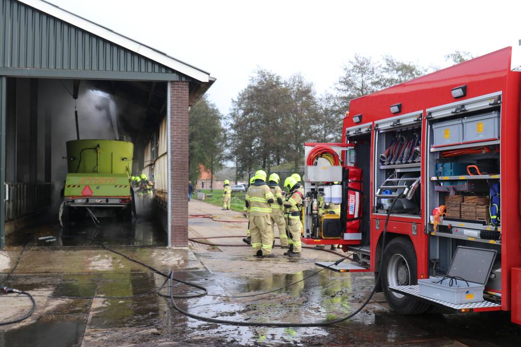 Landbouwmachine vat vlam in stal met 200 koeien