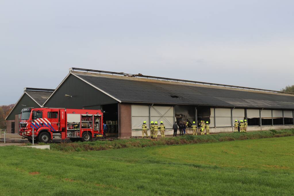 Landbouwmachine vat vlam in stal met 200 koeien