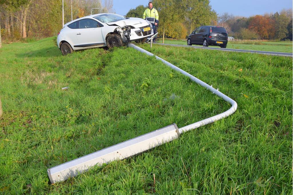 Automobilist ramt lantaarnpaal