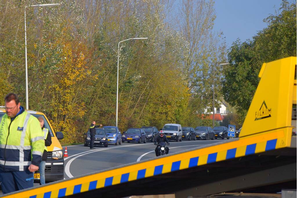 Automobilist ramt lantaarnpaal