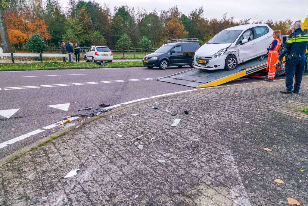 Flinke ravage bij aanrijding op kruising