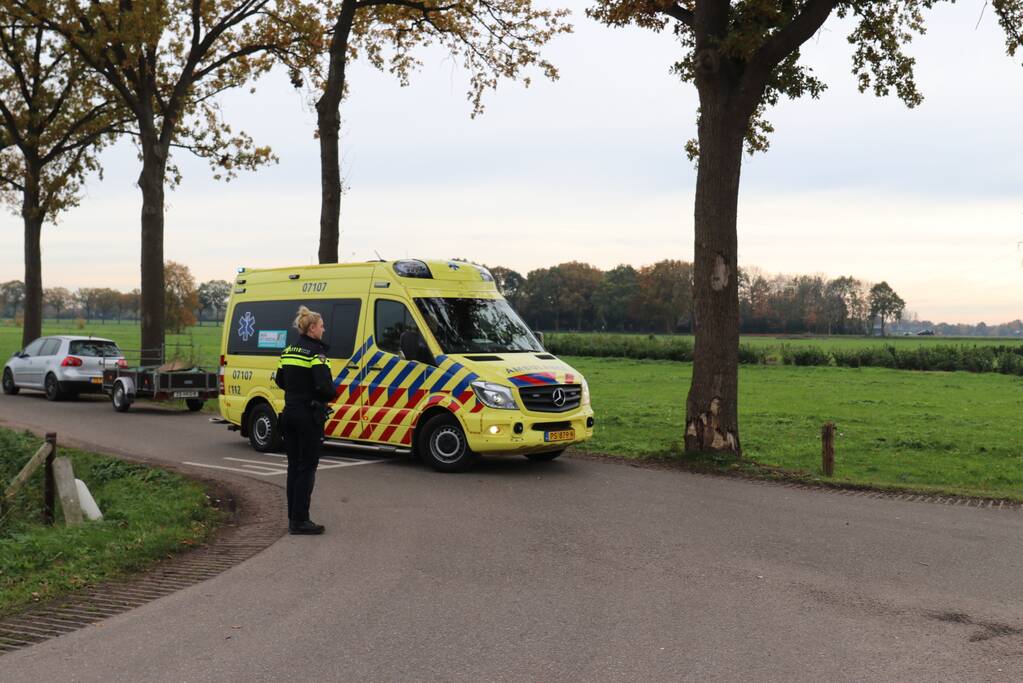 Scooter botst op aanhanger van auto