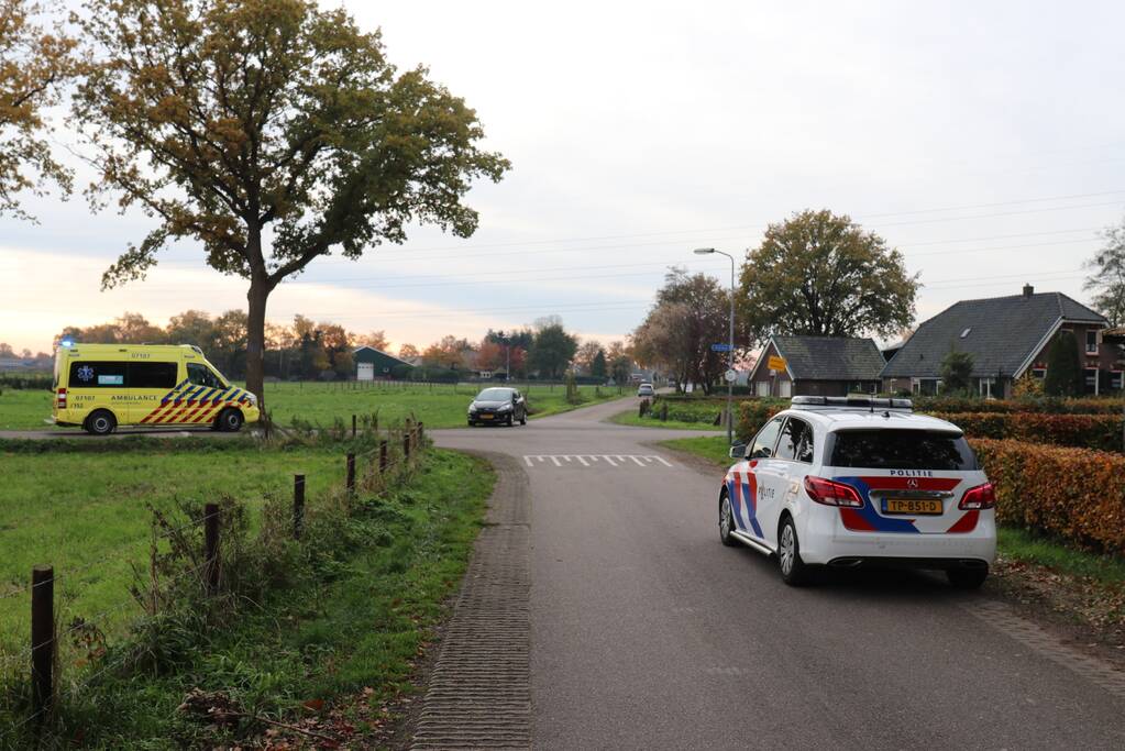 Scooter botst op aanhanger van auto