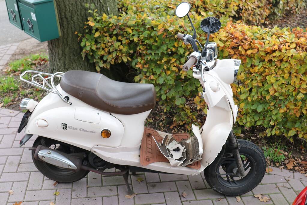Scooter botst op aanhanger van auto