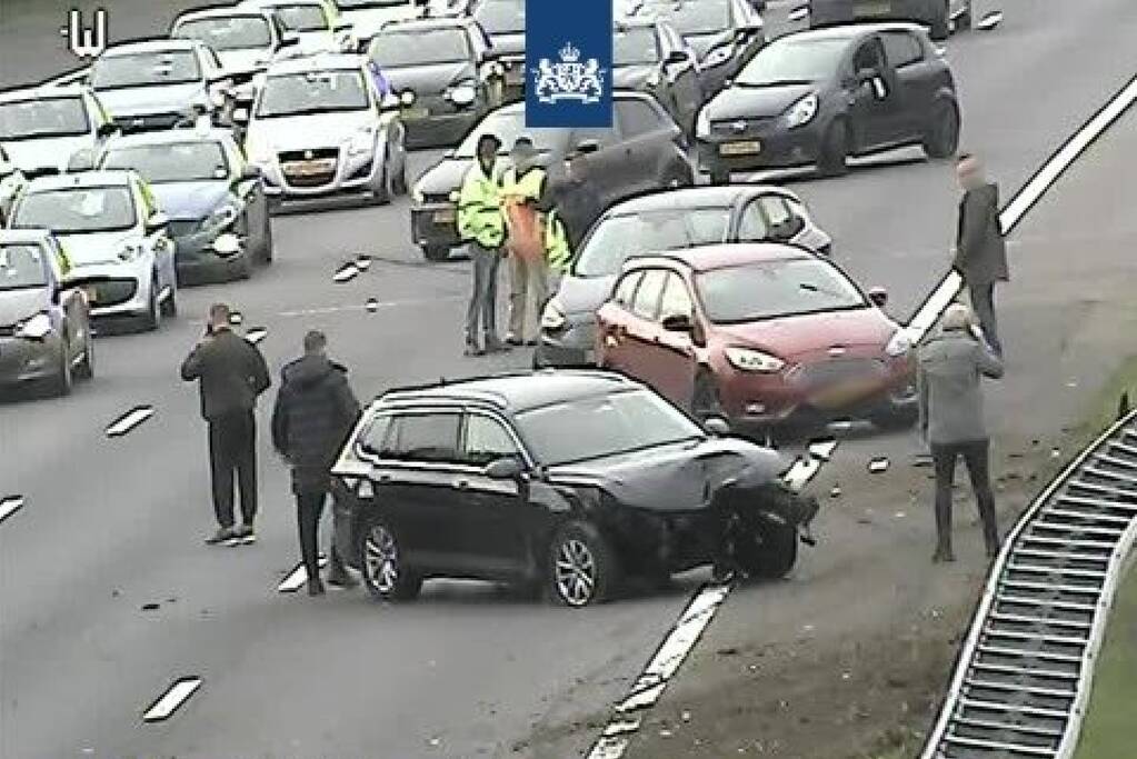 Drukte op de snelweg door ongeval met meerdere voertuigen