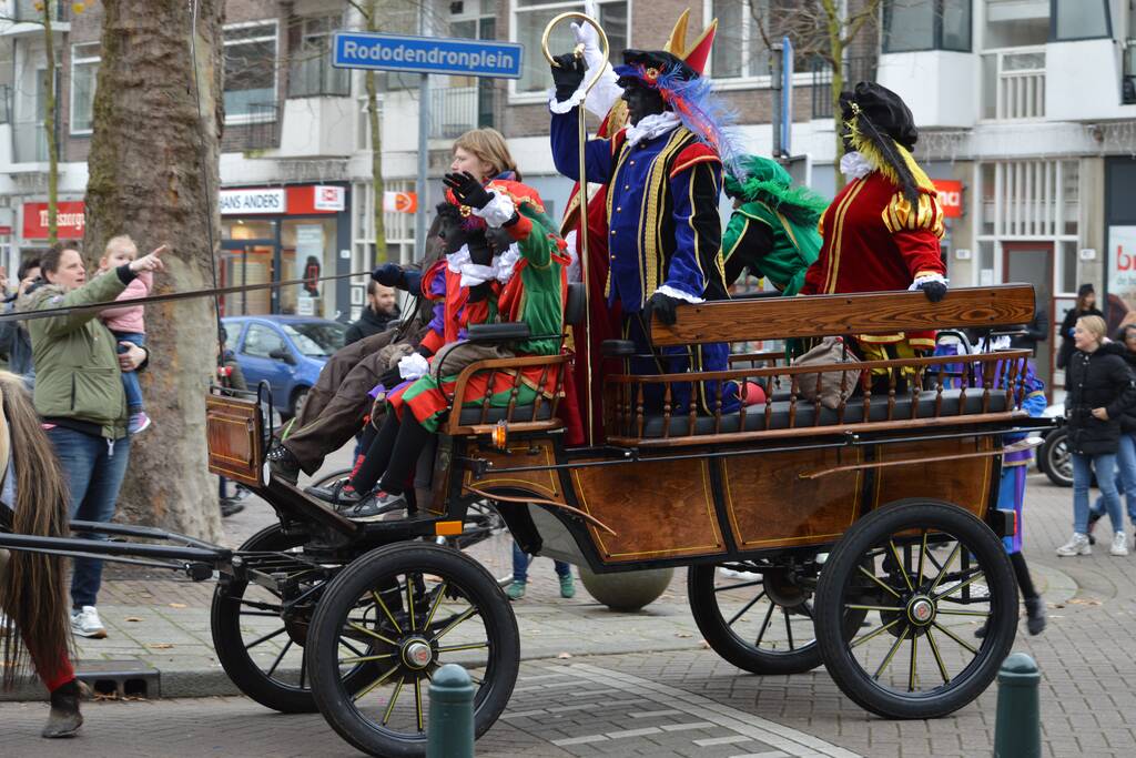 Gemoedelijke sinterklaas intocht Schiebroek