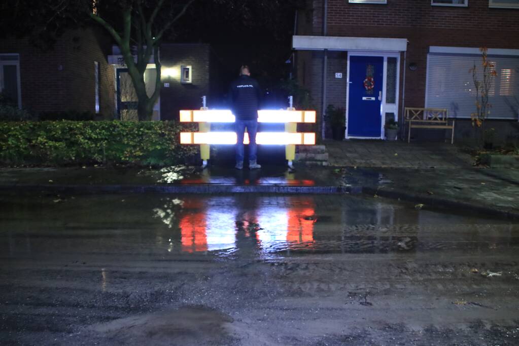 Straat blank na gesprongen waterleiding