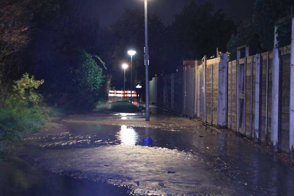 Straat blank na gesprongen waterleiding