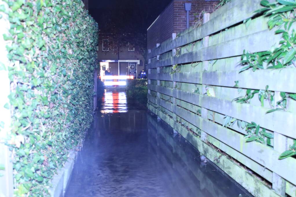 Straat blank na gesprongen waterleiding