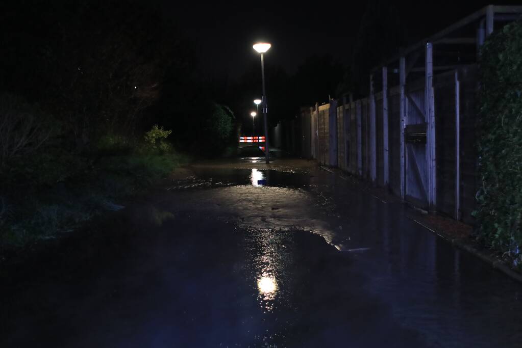 Straat blank na gesprongen waterleiding