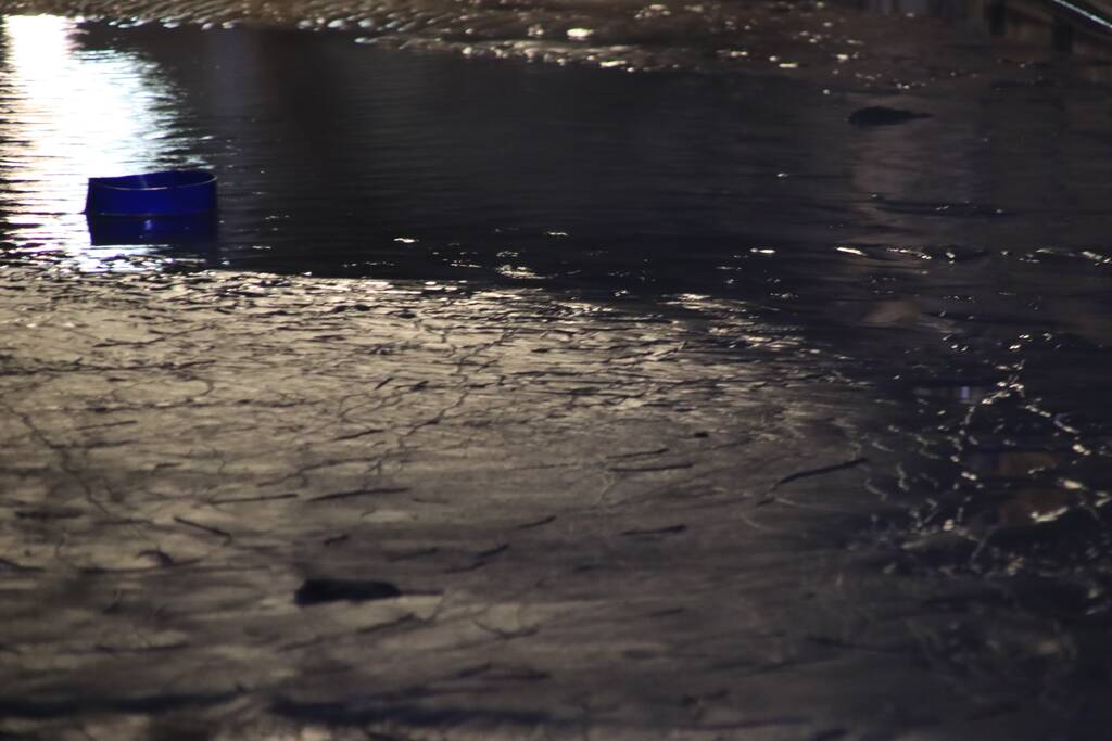 Straat blank na gesprongen waterleiding