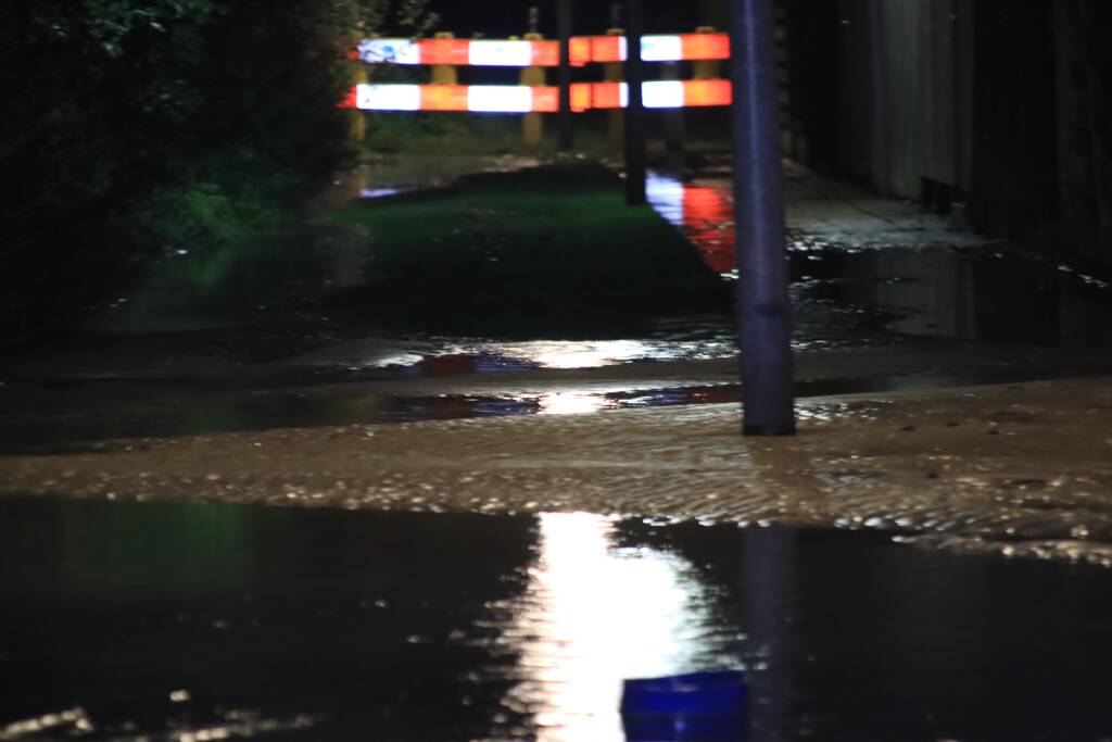 Straat blank na gesprongen waterleiding