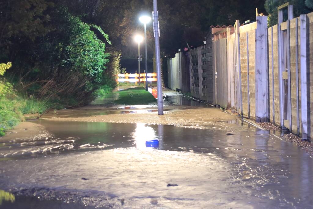 Straat blank na gesprongen waterleiding