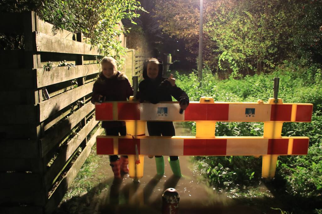 Straat blank na gesprongen waterleiding