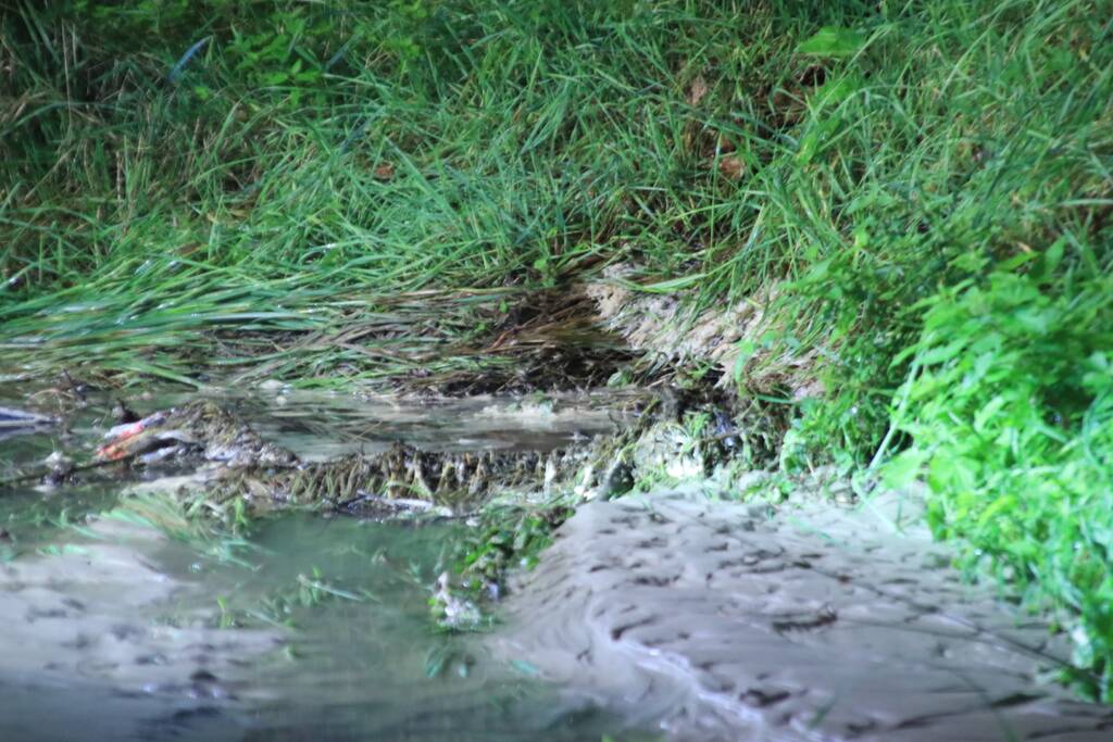 Straat blank na gesprongen waterleiding