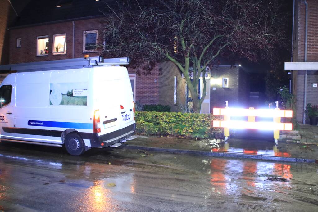 Straat blank na gesprongen waterleiding