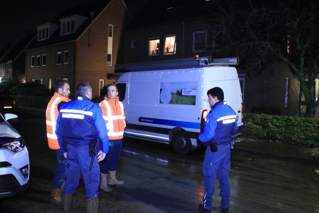 Straat blank na gesprongen waterleiding