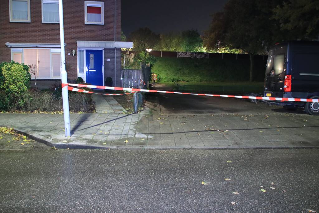 Straat blank na gesprongen waterleiding