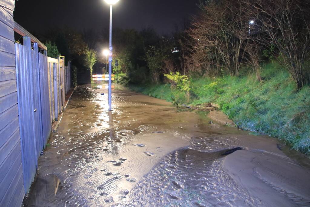 Straat blank na gesprongen waterleiding
