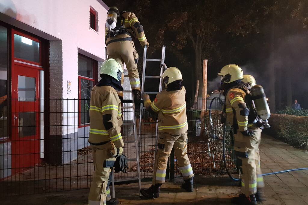 Flinke brand in container naast basisschool
