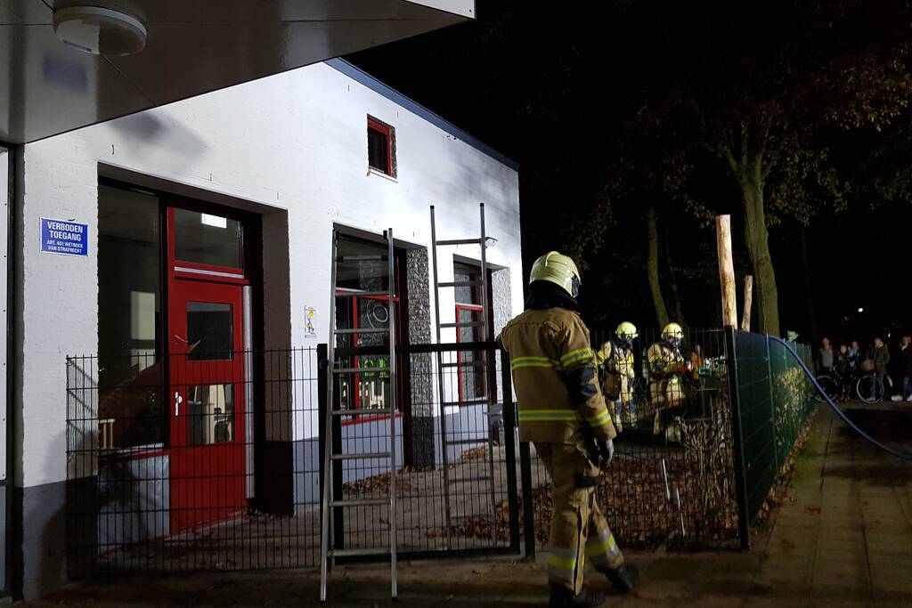 Flinke brand in container naast basisschool