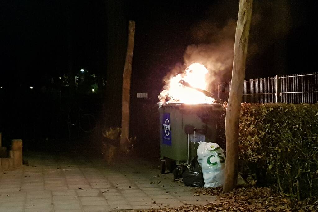 Flinke brand in container naast basisschool