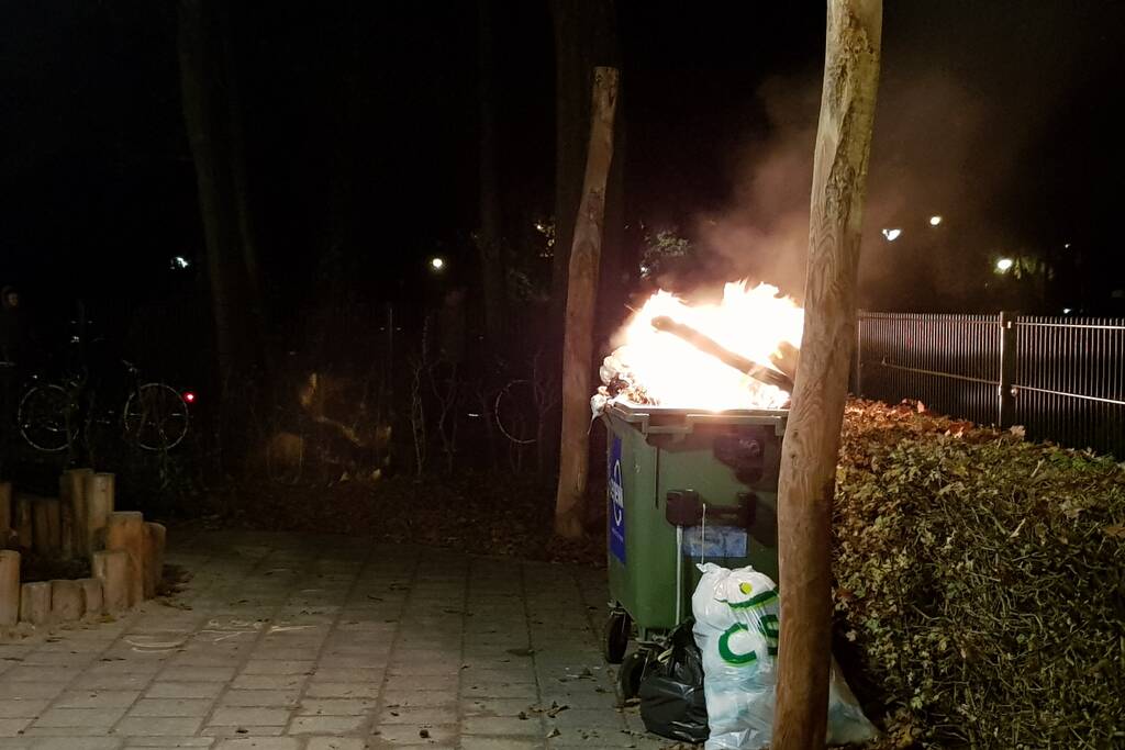 Flinke brand in container naast basisschool