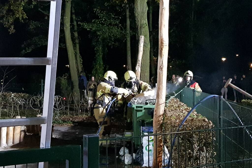 Flinke brand in container naast basisschool