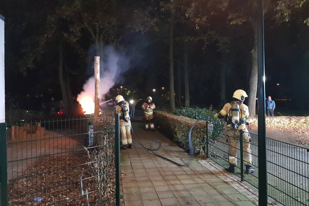 Flinke brand in container naast basisschool