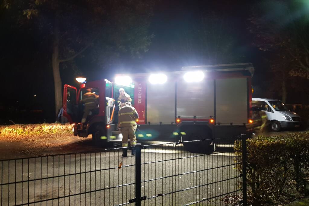 Flinke brand in container naast basisschool