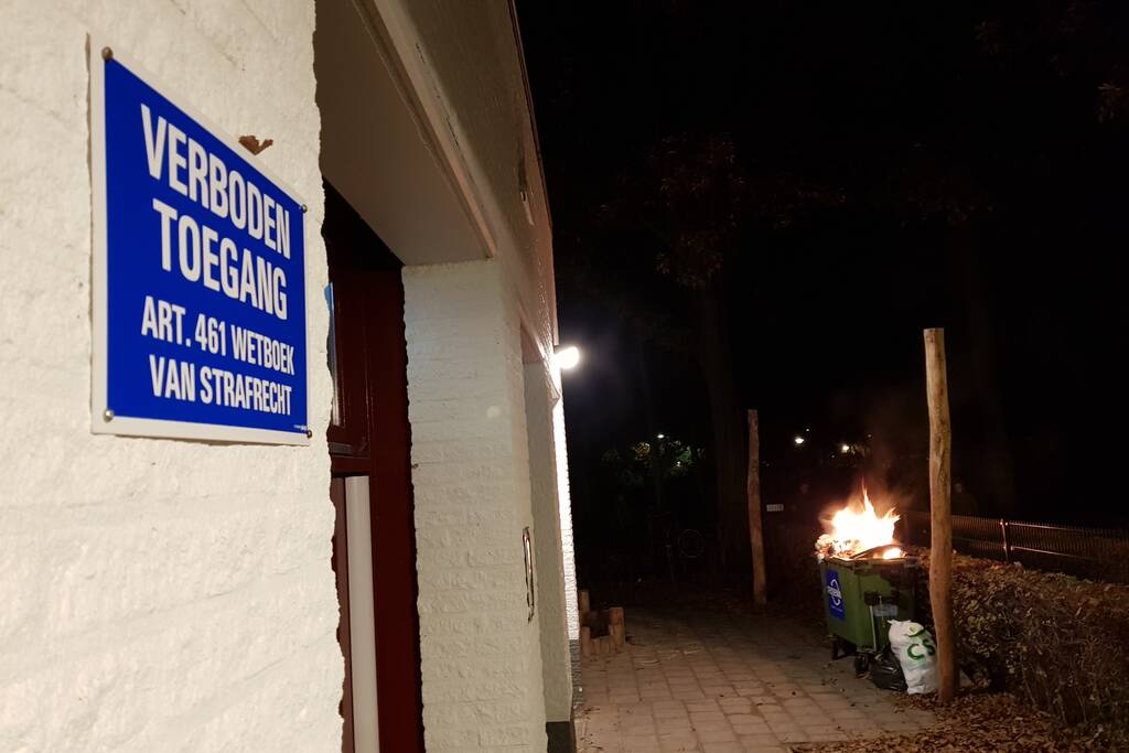 Flinke brand in container naast basisschool