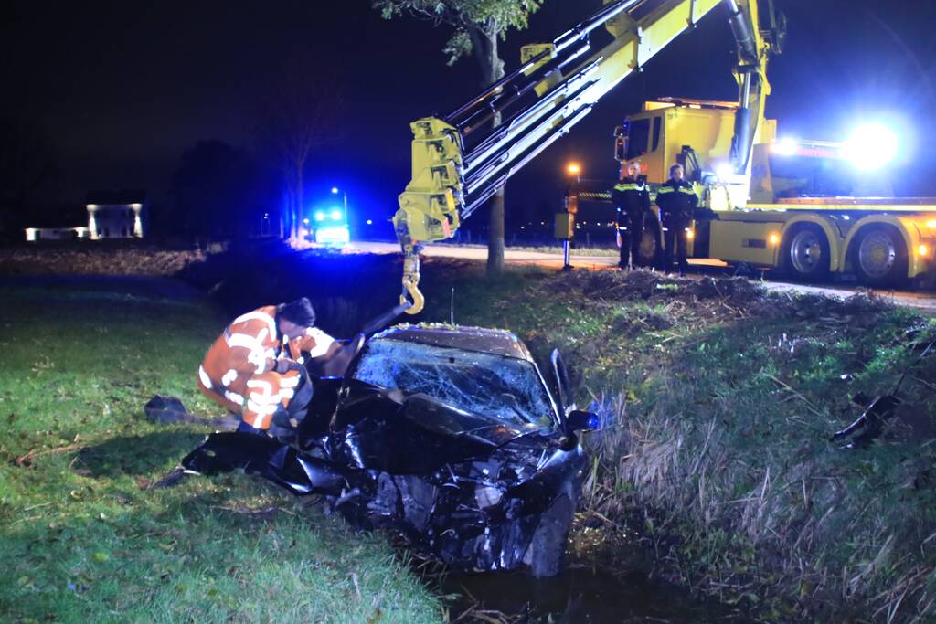 Bestuurder gewond na crash in sloot