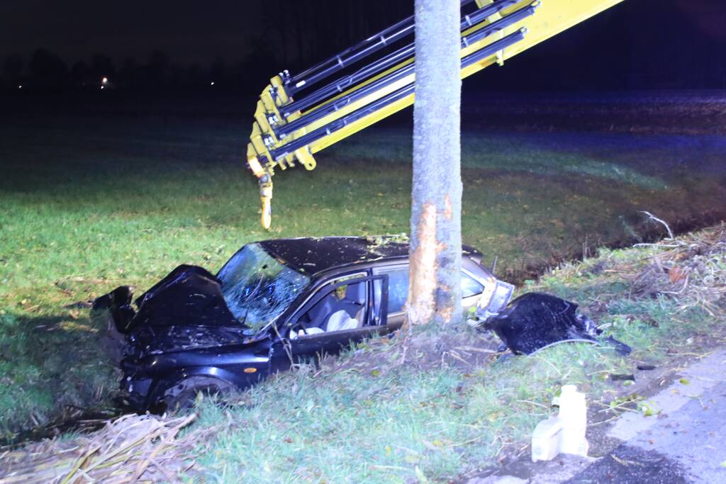 Bestuurder gewond na crash in sloot