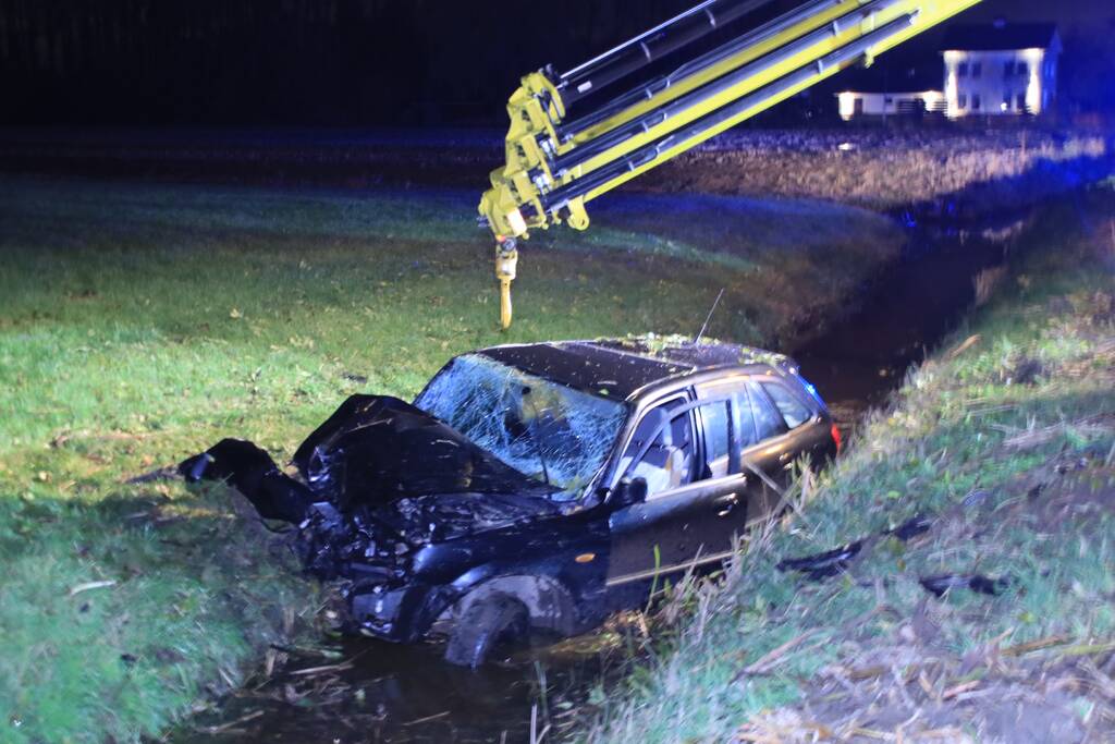 Bestuurder gewond na crash in sloot