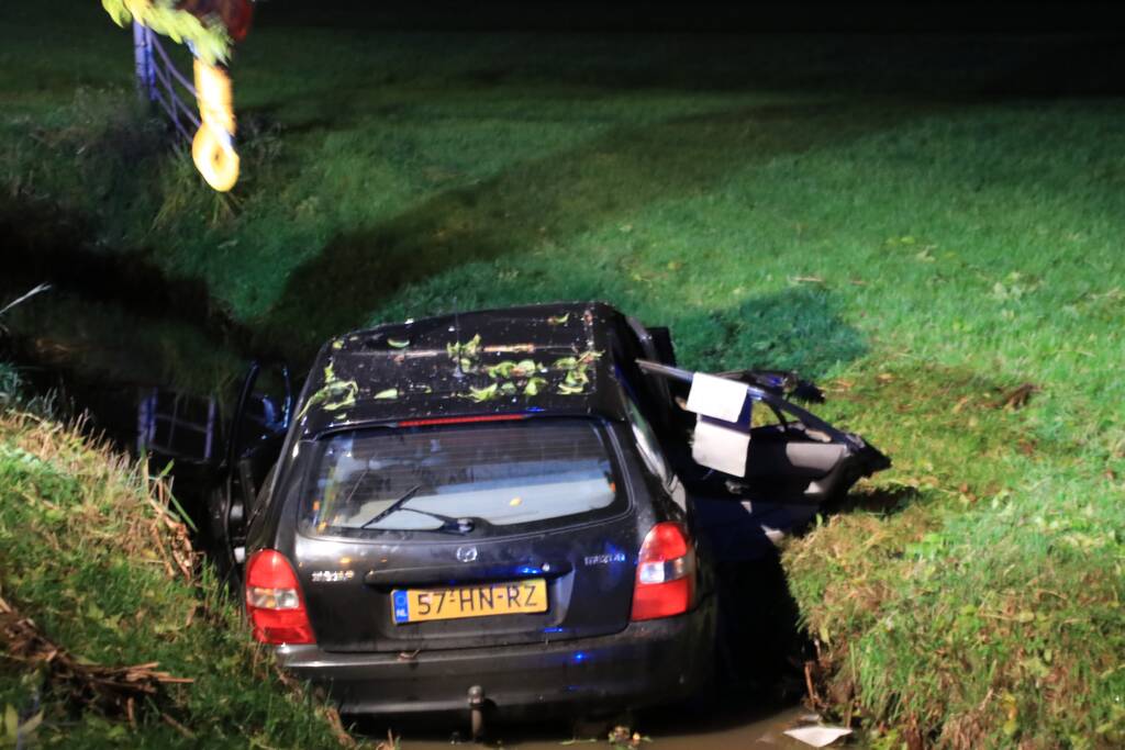 Bestuurder gewond na crash in sloot