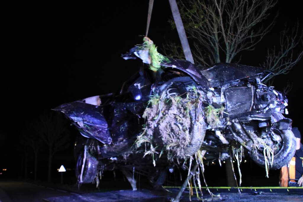 Bestuurder gewond na crash in sloot