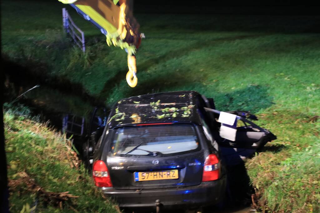 Bestuurder gewond na crash in sloot