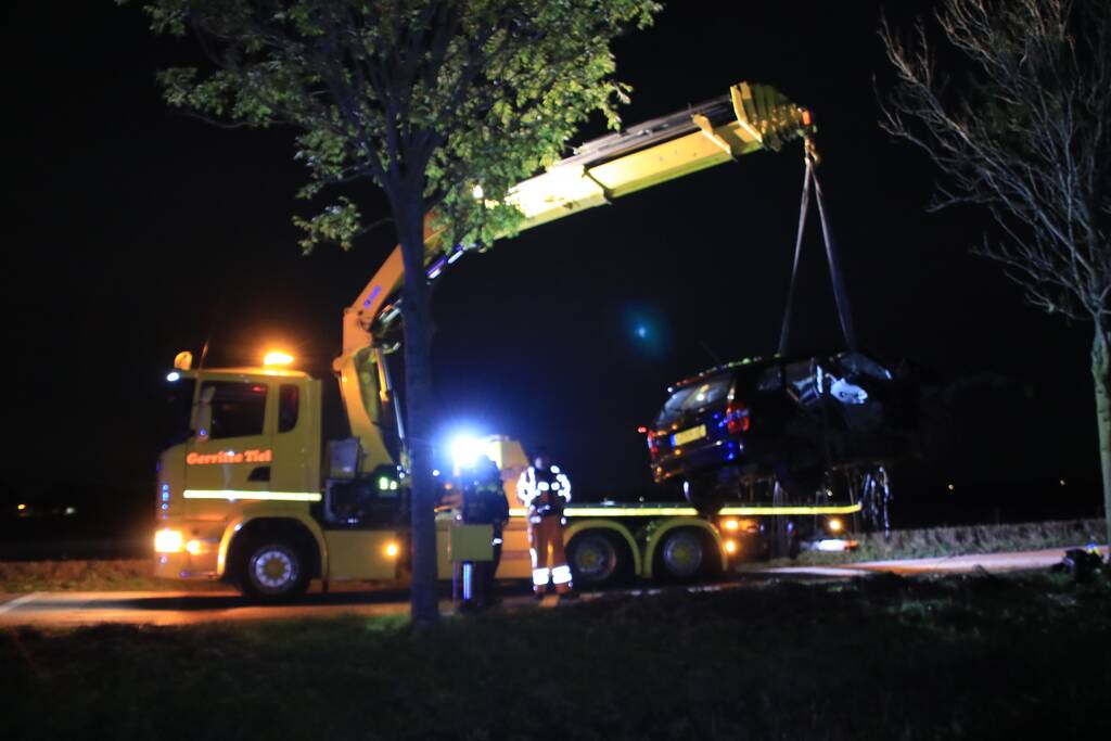 Bestuurder gewond na crash in sloot