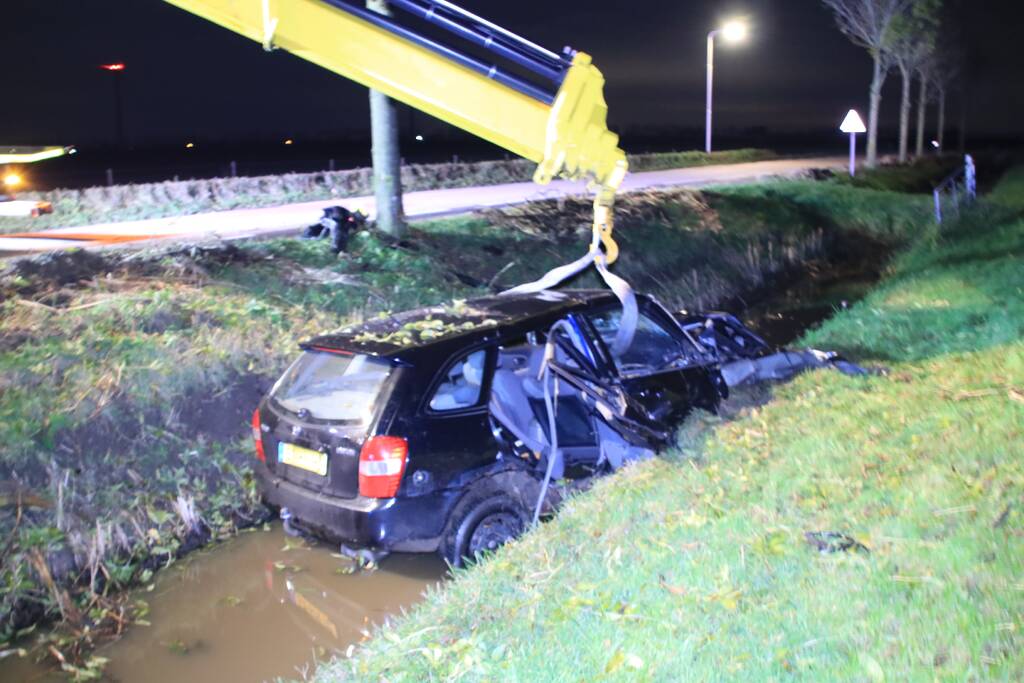 Bestuurder gewond na crash in sloot