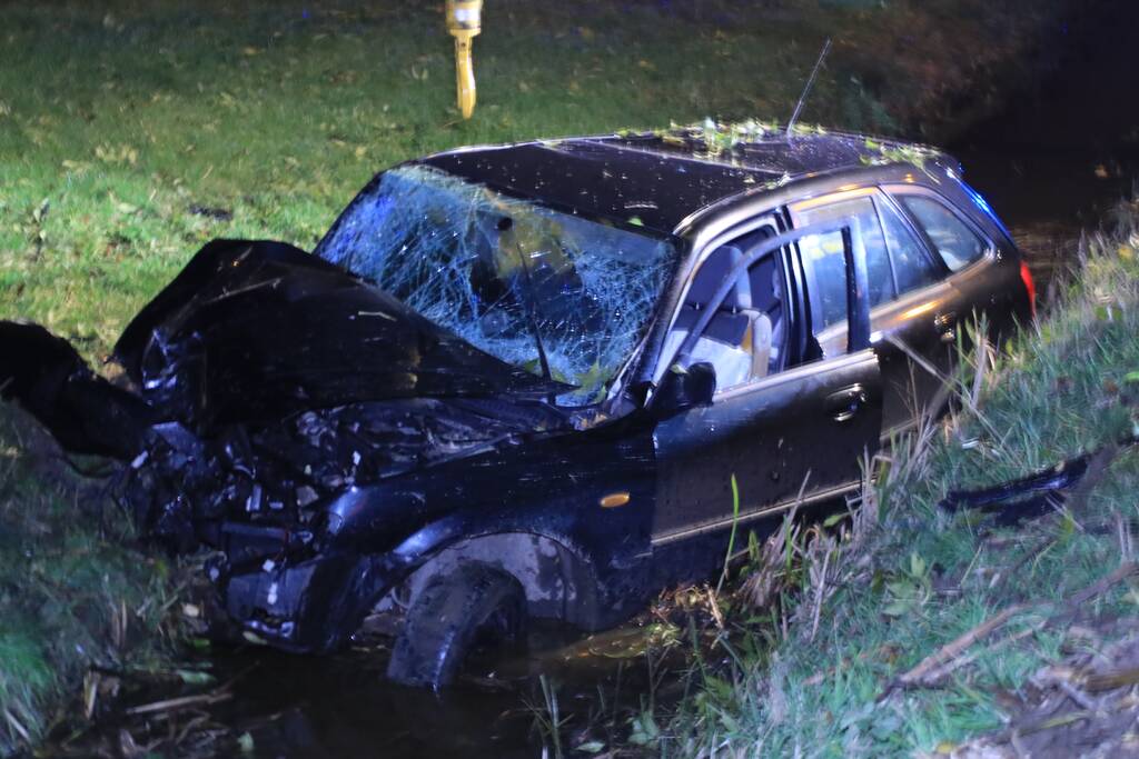Bestuurder gewond na crash in sloot