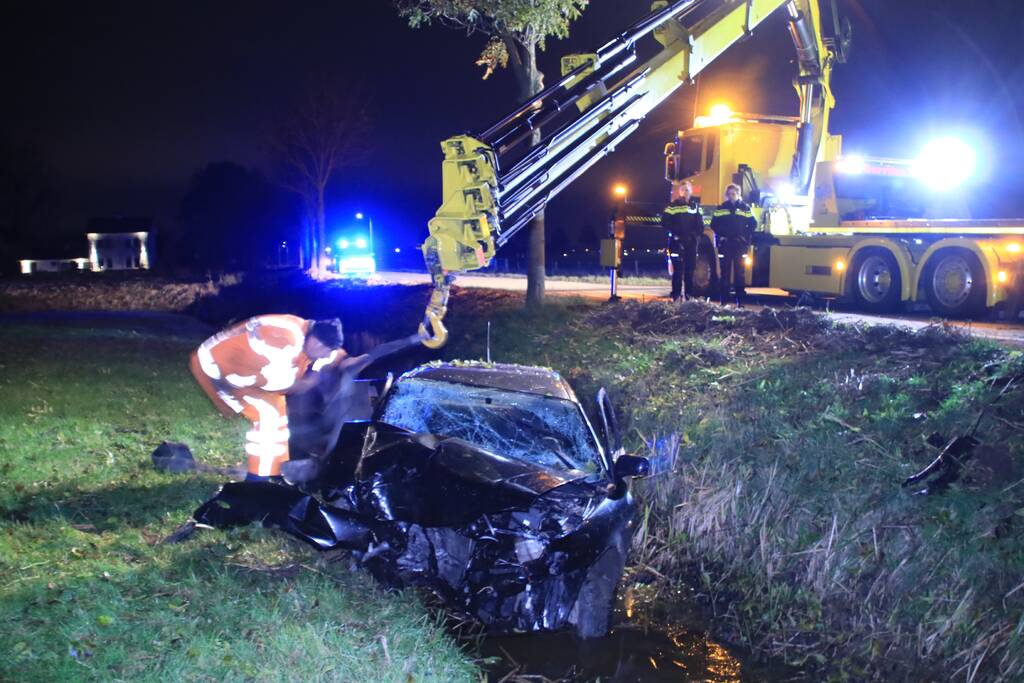 Bestuurder gewond na crash in sloot