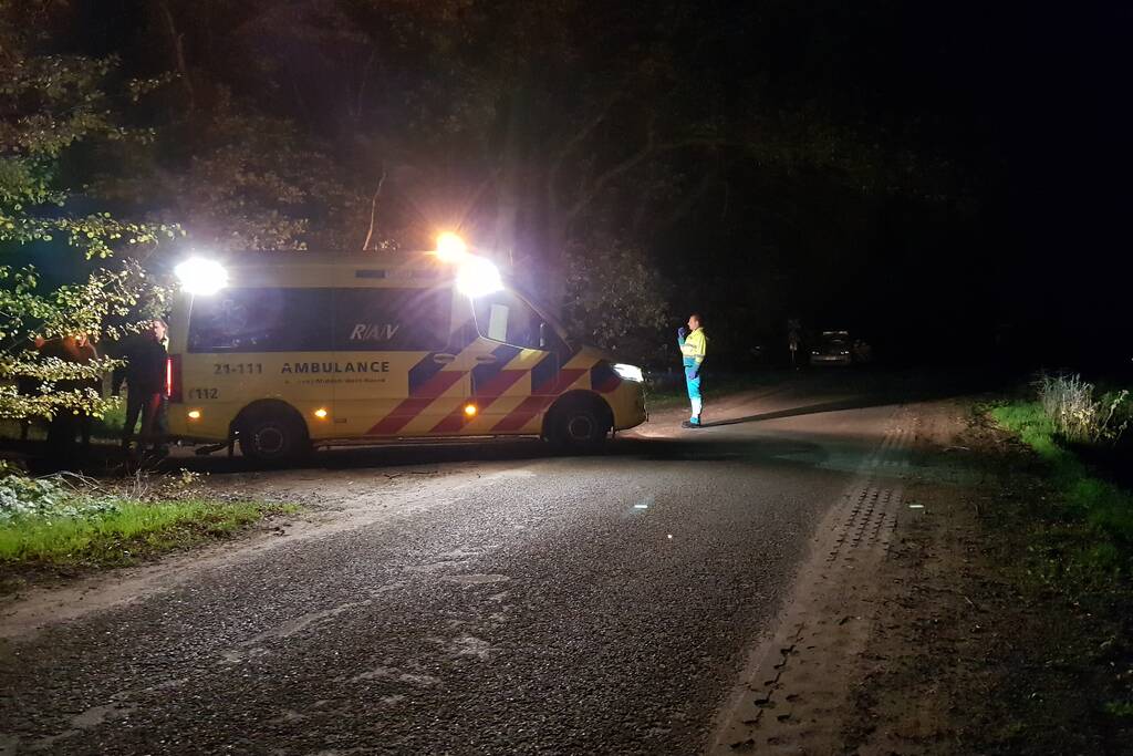 Man onder invloed valt van fiets