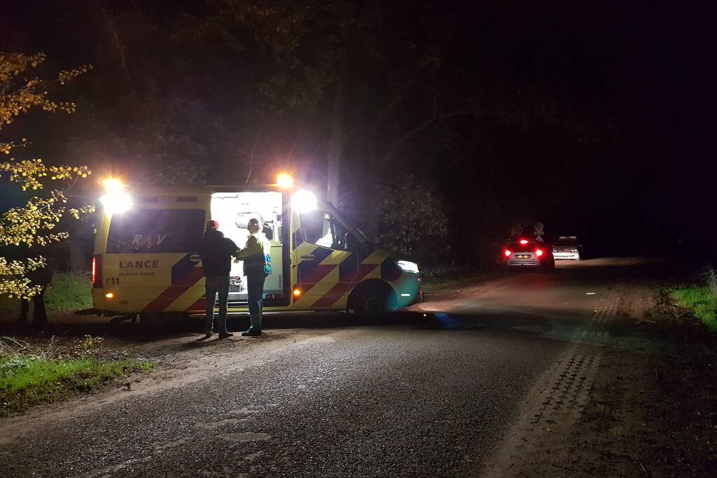 Man onder invloed valt van fiets